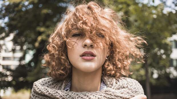 Мыть или не мыть, вот в чем вопрос: новый бьюти-тренд на «грязные» волосы