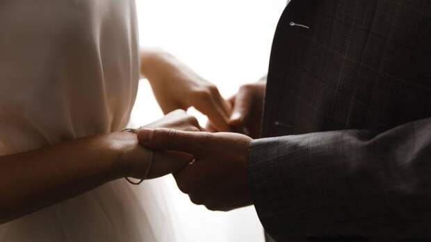 Замуж за кумира: пять звезд, которые связали свою жизнь с поклонницами