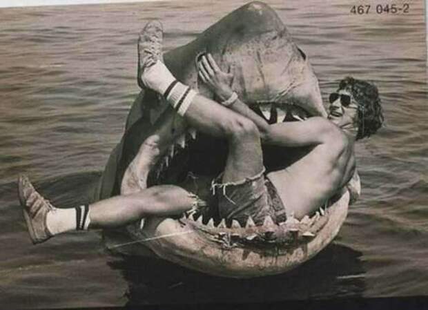 Стивен Спилберг в зубах механической акулы, использованной во время съемок фильма «Челюсти».