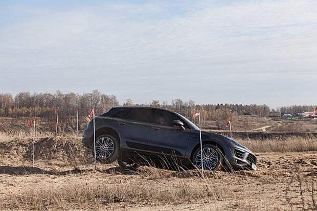 Вывешенное колесо для Cayenne не проблема - засчитанные доли секунды электроника распознает трюк и передаст тягу на нужные колеса