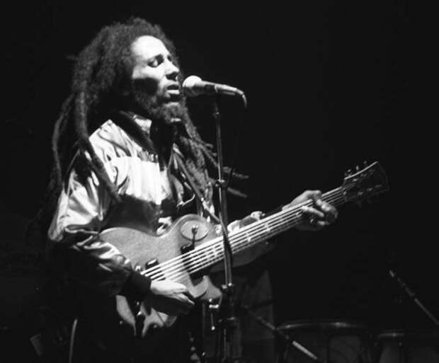 https://upload.wikimedia.org/wikipedia/commons/3/3a/Bob-Marley-in-Concert_Zurich_05-30-80.jpg