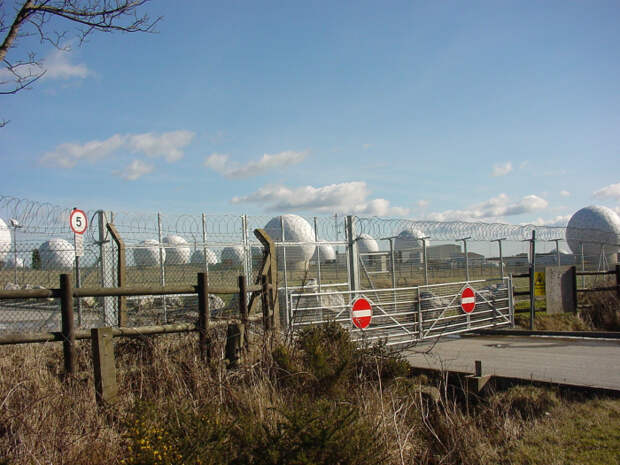 Военная база расположена в девяти милях от Харрогейта в Норт-Йоркшире.