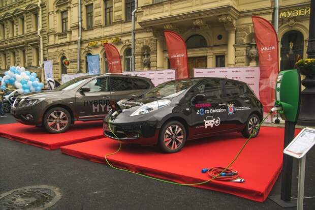 Nissan и Mitsubishi передали Санкт-Петербургу электромобили для тестовой эксплуатации.jpg