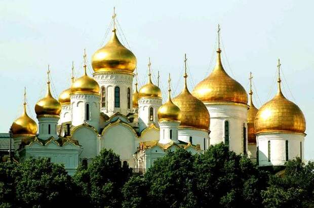 Золотые купола чаще всего встречаются на крупных сакральных сооружениях. /Фото: rusvesna.su