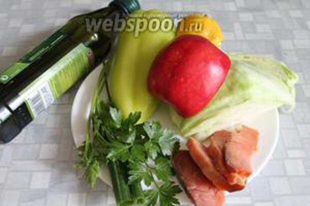 Для салата взять рыбу, перец, яблоко, лимонный сок, капусту, зелень, масло.