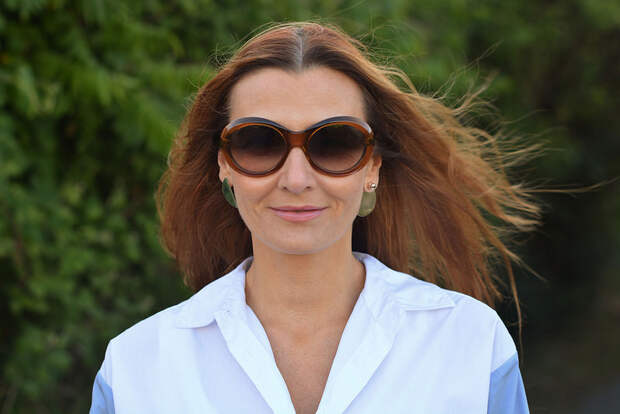 Summer style | Oversized two-tone shirt, large round sunglasses, asymmetric earrings