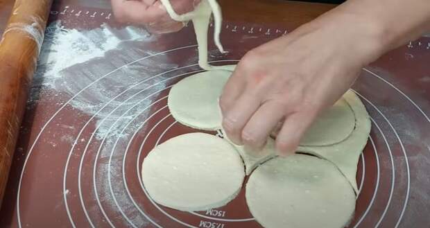 Беру немного творога, яйца и муку. Рецепт быстрых пирожков: хозяйки оценят