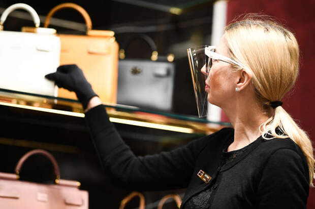 «Неизвестно, будут ли поставщики работать с нами»: как делают сумки в России