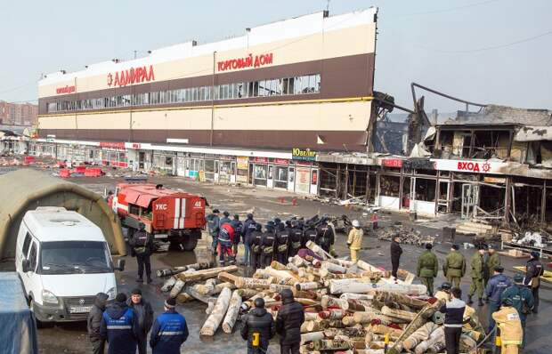 Во время разбора завалов после пожара в торговом центре "Адмирал"