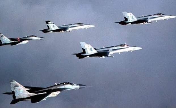 МиГи и Ф-18 в небе над Германией. Фото theaviationist