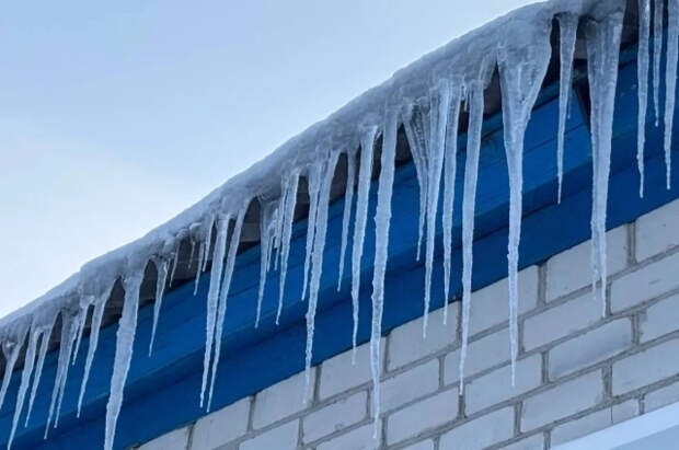 Терапевт Хухрев сказал, опасно ли лизать сосульки с крыш