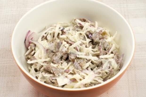 Хорошо перемешать салат, добавить соль по вкусу.
