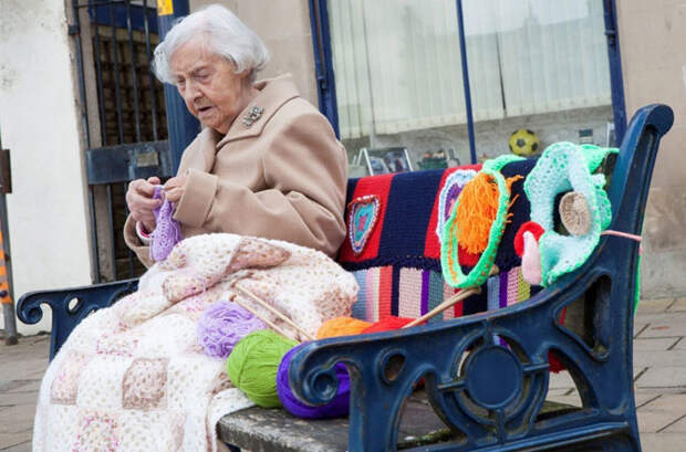 104-летняя уличная художница создаёт вязаные шедевры по всему городу