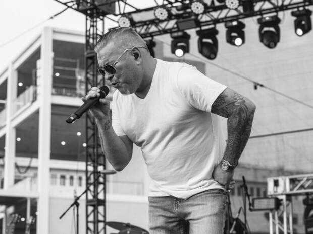 Умер вокалист Smash Mouth Стив Харвелл, известный по хиту из «Шрека» All star