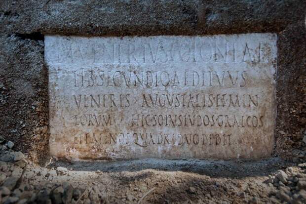Археологи обнаружили в Помпеях гробницу с мумией