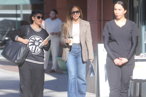 Дженнифер Лопес прогулялась с сумкой за миллионы рублей и подала милостыню бездомному