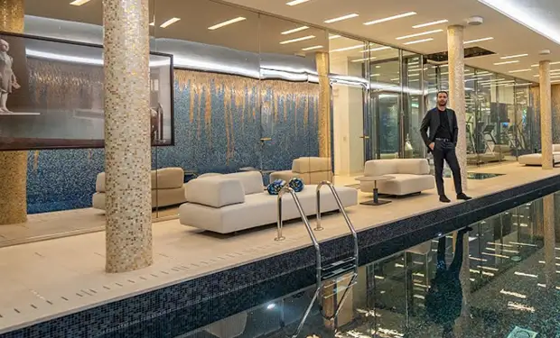 Дом парижского олигарха изнутри: 7 этажей и подземный бассейн. Видео