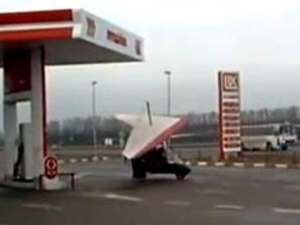 Тем временем в России: заправляем мотодельтаплан на АЗС - и в полет прямо с шоссе