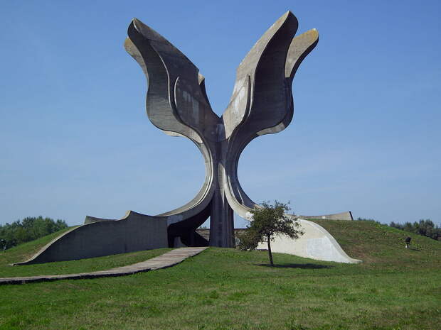 1024px-KZ-Jasenovac-Denkmal-Seitenansicht.JPG