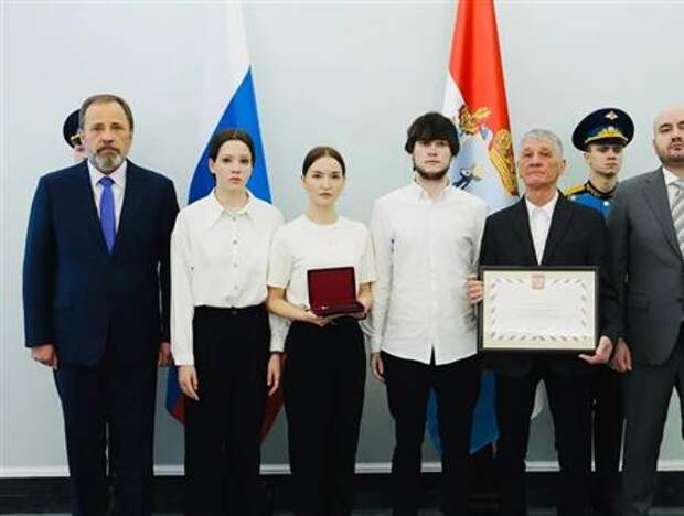 В Самаре Игорь Комаров и Вячеслав Федорищев вручили медаль «Золотая Звезда» семье Героя РФ