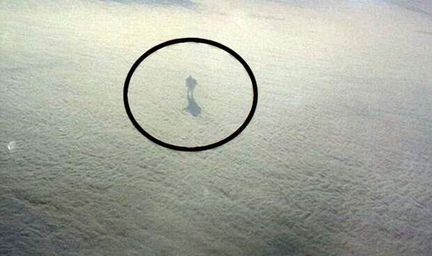 Пассажир самолета сфотографировал "человека", гуляющего  по облакам  история, прикол