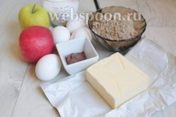 Итак, такие продукты нам нужны: яблоки, масло, сахар, мука, яйца, миндальная крошка, какао, разрыхлитель.