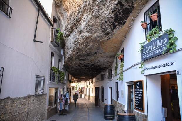 Удивительный городок в скале: Сетениль-де-лас-Бодегас Сетениль-де-лас-Бодегас, в мире, город, красота, путешествие, скала