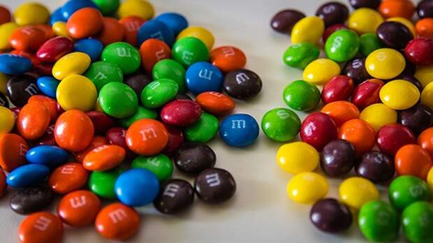 Смешать в одной пачке M&amp;M&#39;S и Skittles.