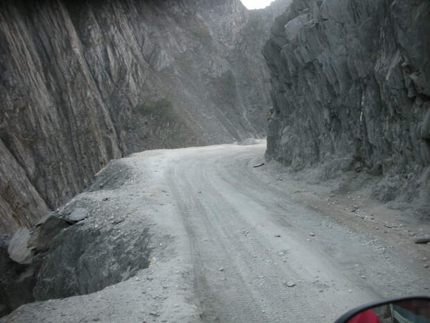 the-most-dangerous-road-in-india-artnaz-com-11