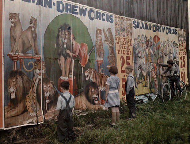 55. Дети рассматривают афишу цирка Сильван, 1931 national geographic, история, природа, фотография
