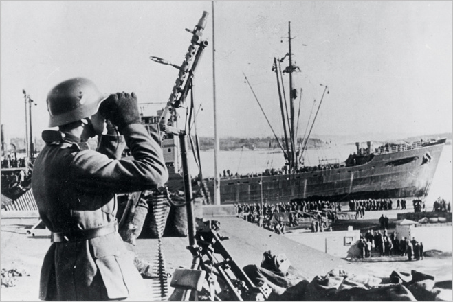 Фашисты высматривают угрозу с неба. Документальная съемка, 1940 год Фашисты высматривают угрозу с неба. Документальная съемка, 1940 год