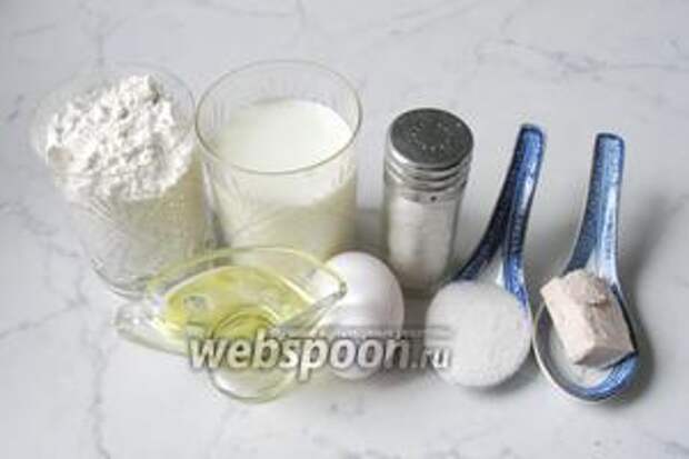 Для того, чтобы испечь булочки-цветочки потребуются такие продукты: молоко, дрожжи свежие, сахар, сахар ванильный, соль, мука, яйцо, подсолнечное масло.