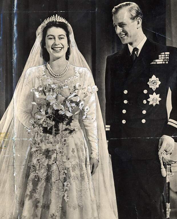 Архивное свадебное фото 1947 года королевы Елизаветы II и принца Филиппа
