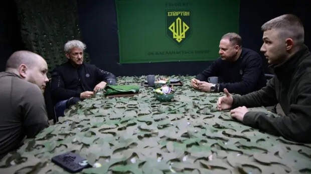 Экс-глава офиса Зеленского Ермак привез в Славянск голливудскую звезду