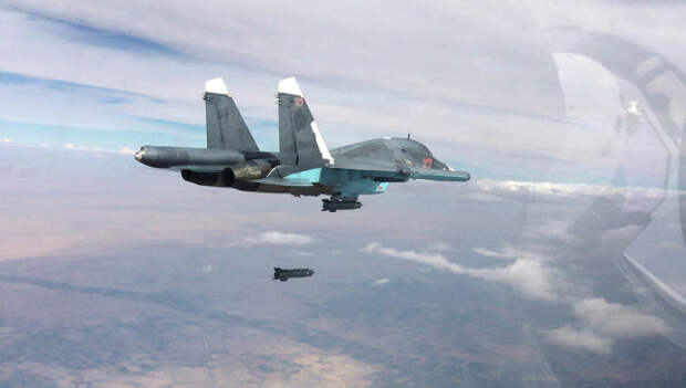 Истребитель-бомбардировщик Су-34 во время нанесения авиаударов. Архивное фото