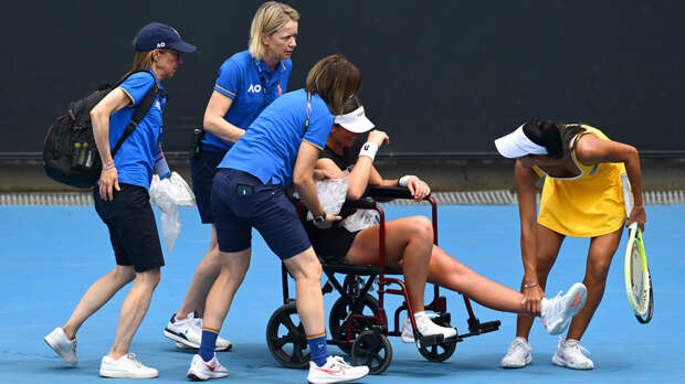 Канадку Стакусич увезли с корта на коляске на Australian Open