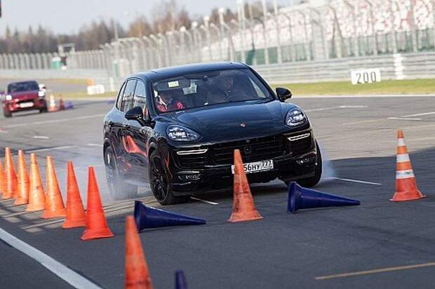 С функцией Performance Start, входящей в пакет Sport Chrono, можно играться забавляться на старте сколько угодно, но последующее стремительное ускорение влечет за собой столь же быстрое замедление с рулежкой