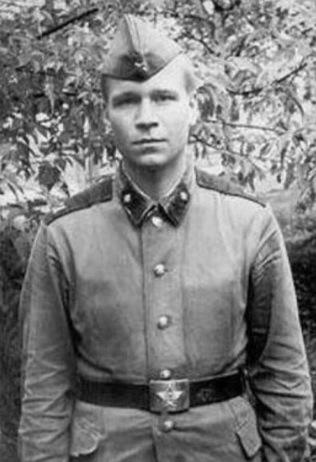 Знаменитости во время службы в армии (26 фото) Знаменитости во время службы в армии (26 фото)