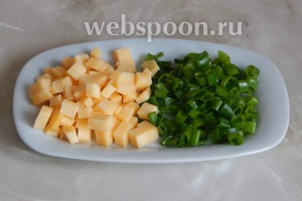 Лук зелёный измельчим, сыр нарежем мелким кубиком.