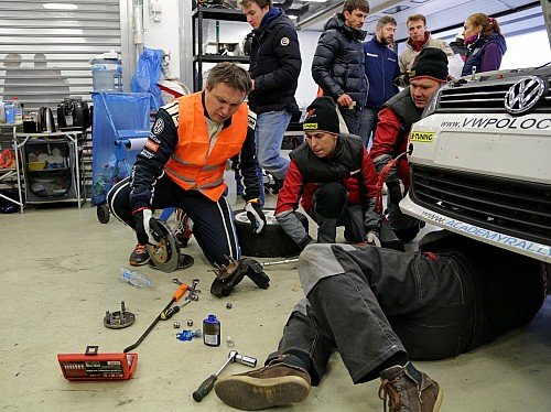 В гонке у команды B-Tuning должно было быть три автомобиля, но в пятницу на тренировках на одном из Volkswagen Polo вышла из строя коробка передач, и Андрею Севастьянову пришлось временно переквалифицироваться из пилота в механика и помогать другим экипажам, уже в боксах. Впрочем, Андрея это ничуть не смущало.