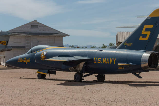 Истребитель F-11 Tiger из состава пилотажной группы ВВС США "Blue Angels". 1960-е.