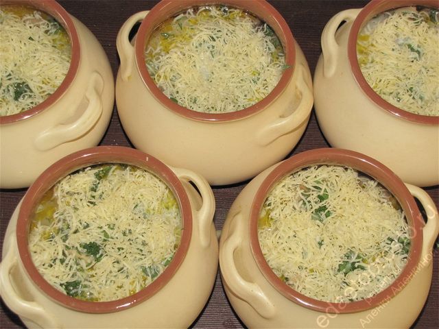 Разложить натертый сыр. пошаговое фото этапа приготовления картошки с мясом в горшочках