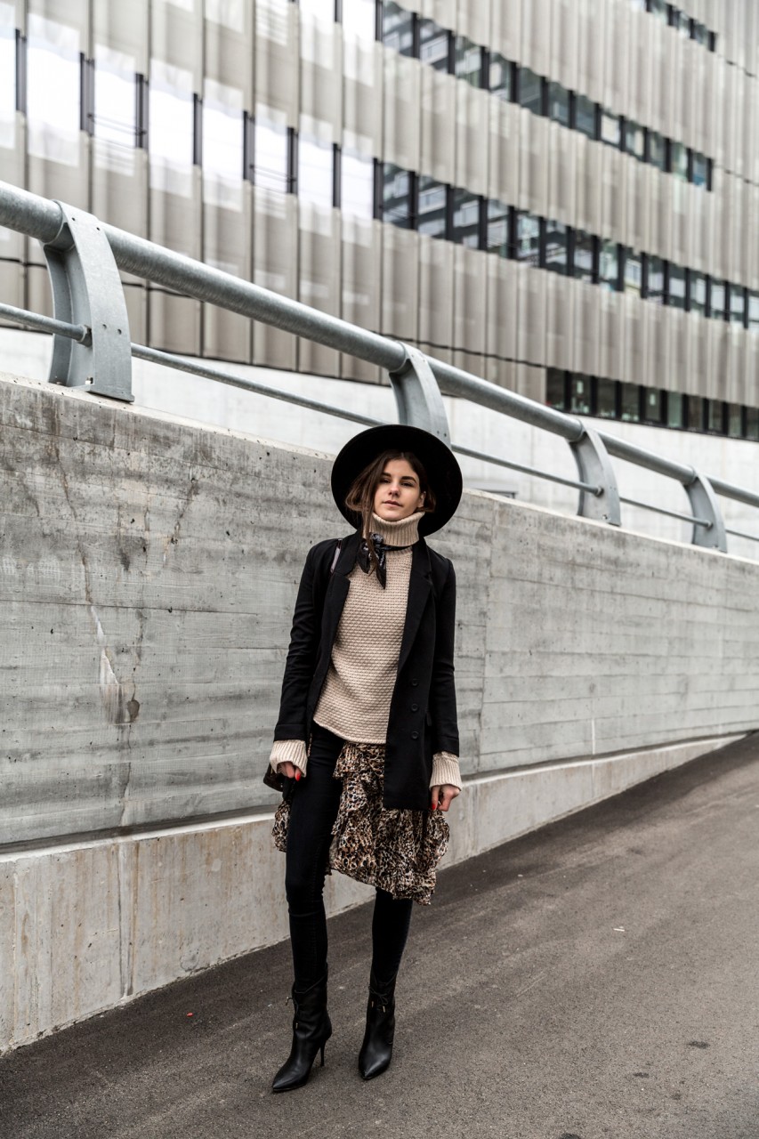 The-Fashion-Fraction-Skirt-Over-Jeans-Best-Swiss-Blog-Mode-Fashion-Bester-Blog-Schweiz-Style-Inspiration-Leopard-Skirt-Louis-Vuittom-Baby-Alma-Aquazzura-Boots-18