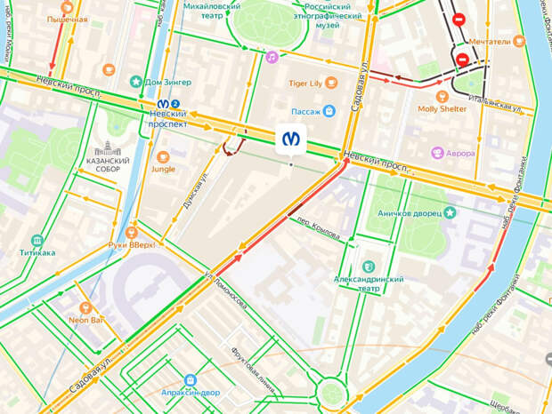У Гостиного двора сформировалась пробка. Там сломался светофор