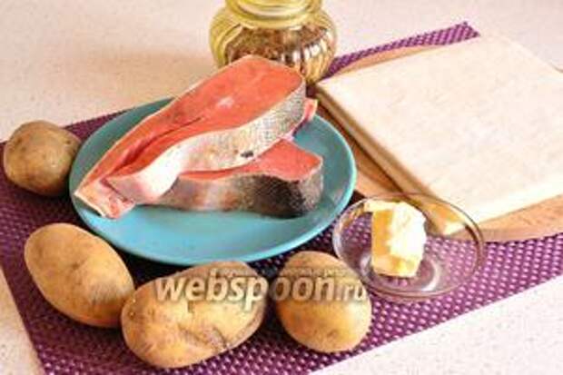 Подготовим все продукты: картофель, слоёное бездрожжевое тесто, кижуч, сливочное масло, соль, перец и 1 яйцо для смазки пирога.