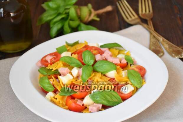 Фото Итальянский салат с макаронами и ветчиной