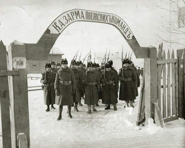 Американское подразделение выступает из своих казарм в Онеге, зима 1918–1919 гг.