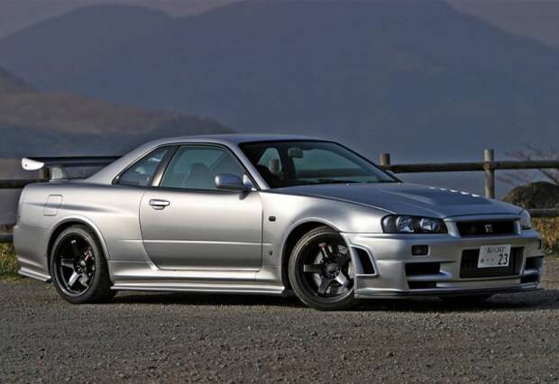 Почти каждый R34 Skyline GTR уже коллекционный, редкий или ценный, но Z-Tune определенно на высоте.  Он был выпущен отдельным ограниченным тиражом через несколько лет после снятия с производства R34, что сделало его чрезвычайно интересным для охотников за азиатской экзотикой.  Было изготовлено всего 19 экземпляров - все полностью вручную, мощностью около 500 л.с. и теоретической максимальной скоростью около 327 км / ч.  Что и говорить, сейчас такая машина стоит миллионы.  Цены на такой эксклюзив абсолютно неконтролируемы и это при условии, что вы его найдете.