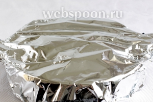 Накрыть фольгой и запекать в разогретой духовке примерно 45 минут. Температура духовки 200°С. Периодически доставать форму, перемешивать всё и проверять степень готовности картофеля, протыкая его вилкой.