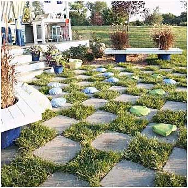 шахматная садовая дорожка из бетона с участками травы